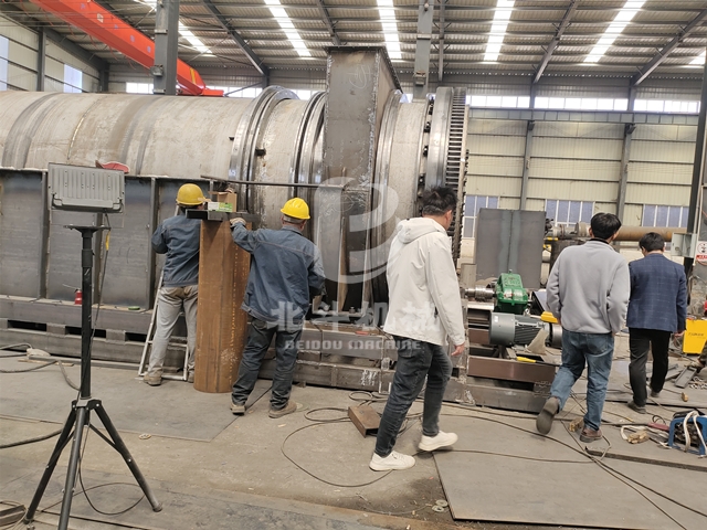 廣東客戶帶著濃厚的興趣深入考察鋸末香蕉视频破解版製造車間