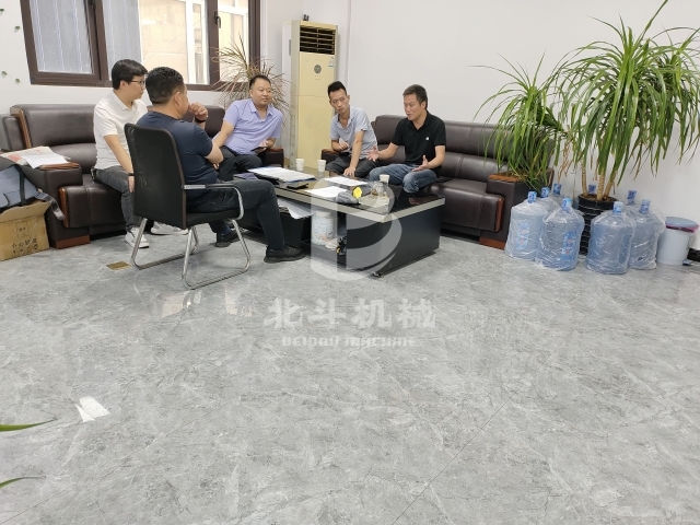 總設計師張總與客戶深入交流鋰電池香蕉视频破解版