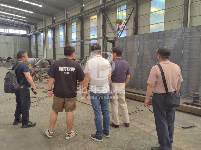 張經理帶領韓國客戶參觀香蕉视频破解版製造並探討合作機會